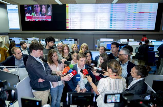 Bilder des Jahres 2025, News 04 April News Themen der Woche KW18 Almeida monitors the blackout from the Integrated Security and Emergency Center CISEM The Mayor of Madrid, José Luis Martínez Almeida, attends the media upon his arrival at the Integrated Security and Emergency Center CISEM , on April 29, 2025, in Madrid Spain Almeida has visited the CISEM to monitor the situation caused by the lack of electricity supply that caused yesterday, April 28, a general blackout in much of the peninsula 29 APRIL 2025 Madrid Madrid Madrid Spain  Copyright: xAlbertoxOrtegax 6684501