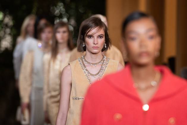 Bilder des Jahres 2025, Entertainment 04 April Entertainment Bilder des Tages Chanel Cruise 2025 Fashion Show - Runway A model walks the runway at the Chanel Cruise 2025 fashion show at Villa D Este in Como, Italy, on April 29, 2025. Photo by Aurore Marechal ABACAPRESS.COM Como Italy  Copyright: xMarechalxAurore ABACAx