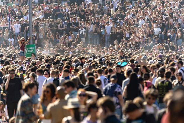 Rave against the Zaun : Tausende feiern in und um den Görlitzer, Der 1. Mai in Kreuzberg rund um den Görlitzer Park und in der Parkanlage selber stand im Zeichen von Feier und Protest. Laut ersten Polizei Schätzungen kamen mehr als 5000 Menschen zusammen, um zu picknicken, die Sonne zu genießen und sich gegen die geplanten Einzäunungen des Parks zu stellen. Unter dem Motto Rave against the Zaun wurde lautstark gegen die Senatspläne demonstriert. Berlin Berlin Deutschland