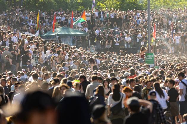 Rave against the Zaun : Tausende feiern in und um den Görlitzer, Der 1. Mai in Kreuzberg rund um den Görlitzer Park und in der Parkanlage selber stand im Zeichen von Feier und Protest. Laut ersten Polizei Schätzungen kamen mehr als 5000 Menschen zusammen, um zu picknicken, die Sonne zu genießen und sich gegen die geplanten Einzäunungen des Parks zu stellen. Unter dem Motto Rave against the Zaun wurde lautstark gegen die Senatspläne demonstriert. Berlin Berlin Deutschland