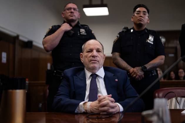 Bilder des Jahres 2025, News 05 Mai News Themen der Woche KW18 News Bilder des Tages Harvey Weinstein, former co-chairman of the Weinstein Co., sits in the courtroom during his criminal trial at Manhattan criminal court on Thursday May 1, 2025 in New York City. Weinstein faces a retrial on rape and sex assault charges for which a previous 2017 conviction by a jury was overturned by an appeals court that ruled the way witnesses were handled was unlawful. Pool  NYX20250501313 AdamxGray