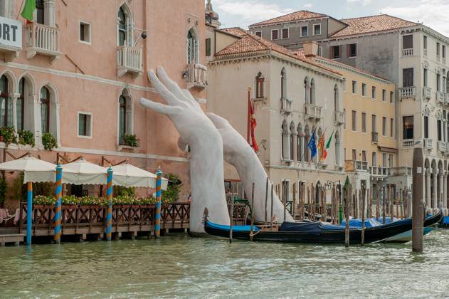 kunst VENICE, ITALY - August 2017: Monumental hands rise from the water in Venice to highlight climate change (License=RM) Copyright: xZoonar.com PIERLUIGIxPALAZZIx 23333667