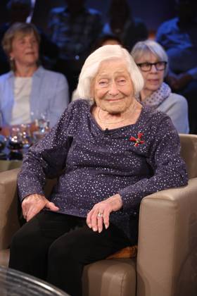 Die 95-jährige Irene Butter, Zeitzeugin und Holocaust-Überlebende, zu Gast in der NDR Talk Show, Fototermin am 30.4.2025 vor der Sendung am 2.5.2025 im 3. Programm des NDR Fernsehen, Fernsehstudio Hamburg Lokstedt