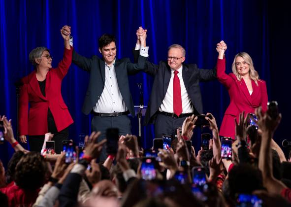 Bilder des Jahres 2025, News 05 Mai News Themen der Woche KW18 News Bilder des Tages (250503) -- SYDNEY, May 3, 2025 -- Australian Prime Minister Anthony Albanese (2nd R) celebrates after winning Australia s federal election in Sydney, Australia, May 3, 2025. Prime Minister Anthony Albanese s center-left Labor Party has won a second term in power in Australia s federal election, according to projections from the national public broadcaster. ) AUSTRALIA-SYDNEY-ELECTION-LABOR MaxPing 
