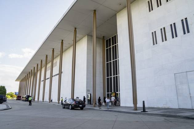DC Arts Hub Cancels Shows Security guards and passersby stand in front of the John F. Kennedy Center for the Performing Arts in Washington, D.C., on May 2, 2025. People gathered outside of the Kennedy Center to protest the venue s decision to cancel several events that had been scheduled to take place as part of Pride Month activities June 5 8, 2025. washington District of Columbia United States Copyright: xAndrewxThomasx