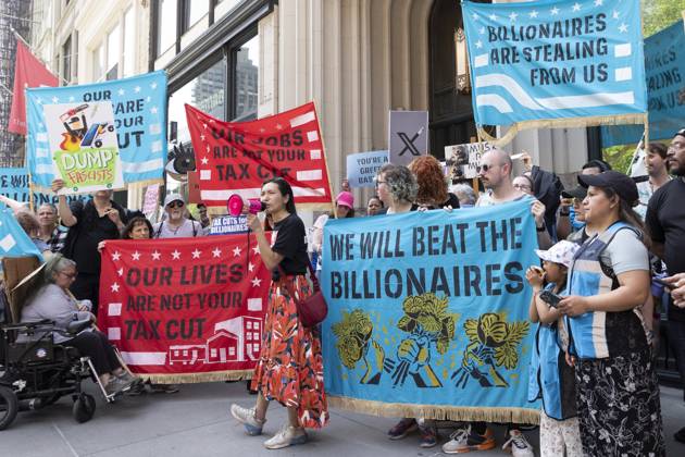 Bilder des Jahres 2025, News 05 Mai News Themen der Woche KW18 News Bilder des Tages May 3, 2025, New York, New York, USA: Demonstrators hold signs and banners that read WE WILL BEAT THE BILLIONAIRES BILLIONAIRES ARE STEALING FROM US OUR LIVES ARE NOT YOUR TAX CUT OUR JOBS ARE NOT YOUR TAX CUT DUMP FASCISTS while listening to ALICE HU, climate organizer with Planet Over Profit at a protest against oligarchy outside the Flatiron neighborhood home of J. Bezos, owner of Amazon. Beginning at the Meatpacking District Tesla showroom protesters march to the offices of Palantir, makers of spy software, billionaire D. Sacks venture capital fund, then Bezo s home. Chanting â€oeTax the rich,†people take part in a â€oeTesla Takedown†Global Day of Action organized by the climate group Planet Over Profit de - ZUMAr174 20250503_znp_r174_041 Copyright: xGinaxMxRandazzox