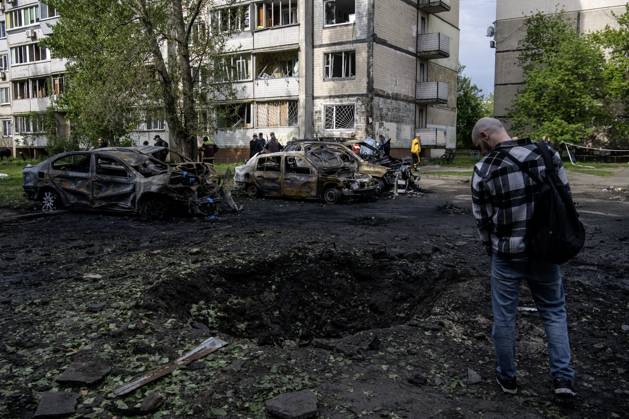 Bilder des Jahres 2025, News 05 Mai News Themen der Woche KW18 News Bilder des Tages Aftermath Of A Russian Overnight Drone Strike On A Residential District In Kyiv Local residents inspect the aftermath of a night-time Russian drone strike on a residential area in Kyiv, Ukraine, on May 4, 2025. At least 11 people, including two children, are injured in the attack. Kyiv Ukraine  Copyright: xMaxymxMarusenkox originalFilename: musiienko-notitle250504_npRIr.jpg