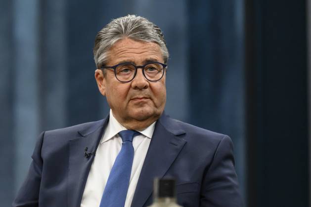 GER, Berlin, Studio, zu Gast bei - Caren Miosga, Polittalk, TV, Format, mit Moderatorin, NDR, Das Erste, aus Adlershof - am Studio 20, Thema - Trumps Ukraine-Deal: Neue Hoffnung auf Frieden, im Bild v.l.: Sigmar Gabriel (Bundesaußenminister a. D.), 04.05.2025 Copyright: HMBxMedia UwexKoch