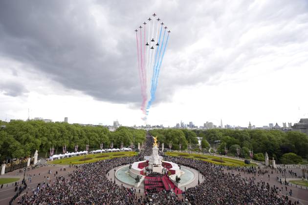 Bilder des Jahres 2025, News 05 Mai News Themen der Woche KW19 News Bilder des Tages The 80th Anniversary of VE Day The military fly past passes over The Mall and Buckingham Palace, central London, at the end of the procession marking the 80th anniversary of VE Day, and in honour of those who served during the Second World War. Aircraft taking part include a Voyager transport, a P8 Poseidon, Typhoon and F-35 fighter jets, along with historic Second World War-era aircraft from the Royal Air Force Battle of Britain Memorial Flight, culminating with the iconic red, white, and blue smoke of the Royal Air Force s Red Arrows. Picture date: Monday May 5, 2025. PA Photo. Around 1300 members of the armed forces, including the Royal Navy, the Royal Marines, the British Army and the Royal Air Force, along with Commonwealth nations, Uk Copyright: xAndrewxMatthewsx xAvalonx 0995343325