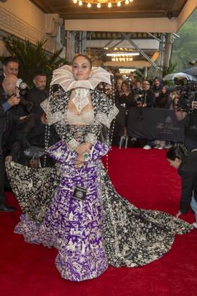The pierre hotel: 2025 met gala departures (new) the pierre hotel: 2025 met gala departures. May 05, 2025, new york, new york, usa: natasha poonawalla wearing manish malhotra departs the pierre hotel for 2025 met gala on may 05, 2025 in new york city. (Foto: M10s Thenews2 imago images) The pierre hotel: 2025 met gala departures  Copyright: xRonxAdarx