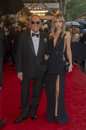 The pierre hotel: 2025 met gala departures (new) the pierre hotel: 2025 met gala departures. May 05, 2025, new york, new york, usa: (l-r) michael kors and suki waterhouse wearing michael kors depart the pierre hotel for 2025 met gala on may 05, 2025 in new york city. (Foto: M10s Thenews2 imago images) The pierre hotel: 2025 met gala departures  Copyright: xRonxAdarx