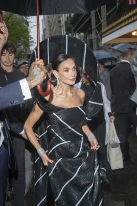 The pierre hotel: 2025 met gala departures (new) the pierre hotel: 2025 met gala departures. May 05, 2025, new york, new york, usa: demi moore wearing thom browne departs the pierre hotel for 2025 met gala on may 05, 2025 in new york city. (Foto: M10s Thenews2 imago images) The pierre hotel: 2025 met gala departures  Copyright: xRonxAdarx