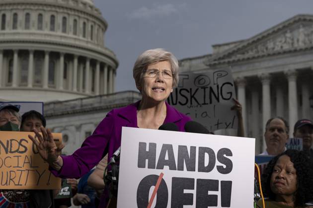 Bilder des Jahres 2025, News 05 Mai News Themen der Woche KW19 News Bilder des Tages May 5, 2025, Washington, District Of Columbia, USA: U.S. Sen. Elizabeth Warren (D-MA) speaks during a Ã¢â‚¬oeHands Off! Social SecurityÃ¢â‚¬Â press conference in front of the U.S. Capitol on May 05, 2025 in Washington, DC. Democratic members of congress spoke about how President Donald Trump s and Elon Musk s Department of Government Efficiency s (DOGE) cuts are impacting social security. Washington USA - ZUMAe119 20250505_znp_e119_003 Copyright: xMehmetxEserx