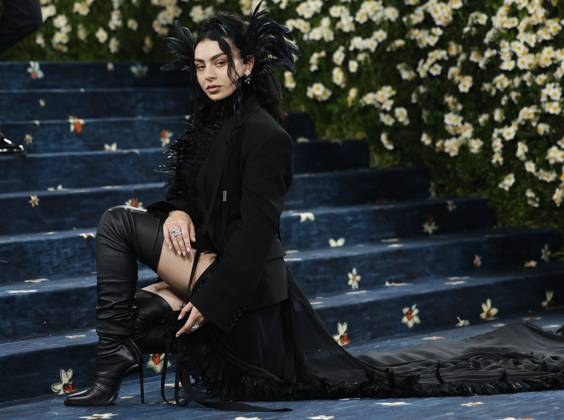 Entertainment Themen der Woche KW19 Entertainment Bilder des Tages Charli XCX arrives on the red carpet at the 2025 Met Gala celebrating the opening of Superfine: Tailoring Black Style at The Metropolitan Museum of Art on Monday, May 5, 2025 in New York City.  NYP20250505913 JOHNxANGELILLO