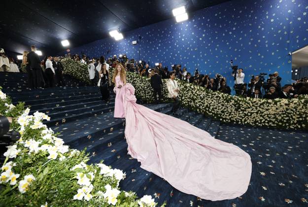 Shakira arrives on the red carpet at the 2025 Met Gala celebrating the opening of Superfine: Tailoring Black Style at The Metropolitan Museum of Art on Monday, May 5, 2025 in New York City.  NYP20250505916 JOHNxANGELILLO