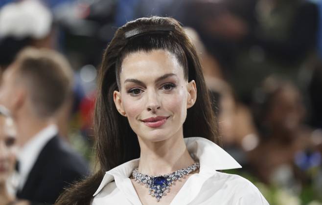 Anne Hathaway arrives on the red carpet at the 2025 Met Gala celebrating the opening of Superfine: Tailoring Black Style at The Metropolitan Museum of Art on Monday, May 5, 2025 in New York City.  NYP20250505929 JOHNxANGELILLO