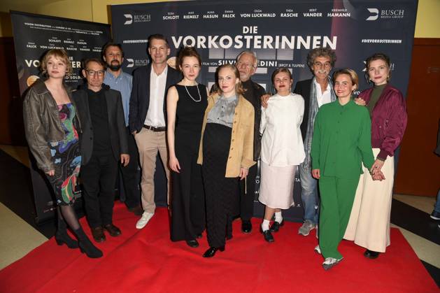Berit Vander, Boris Aljinovic, Daniel Brüning und Simon Busch ( Verleih), Kriemkild Hamann, Elisa Schlott, Jürgen Wink, Emma Falck ,Silvio Soldini, Olga von Luckwald und Thea Rasche zu Gast auf dem roten Teppich bei der Kino Film Premiere Die Vorkosterinnen im Kino Babylon am 05.05.2025 in Berlin Berlin Deutschland