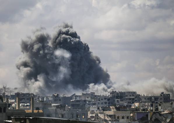 Bilder des Jahres 2025, News 05 Mai News Themen der Woche KW19 News Bilder des Tages (250506) -- GAZA, May 6, 2025 -- Smoke rises following an Israeli airstrike in Gaza City, on May 6, 2025. Gaza s health authorities said on Tuesday that 2,507 Palestinians had been killed and 6,711 wounded since the resumption of Israeli strikes, bringing the total death toll since the war began in October 2023 to 52,615, with 118,752 injured. (Photo by Xinhua) MIDEAST-GAZA CITY-ISRAEL-AIRSTRIKES MahmoudxZaki