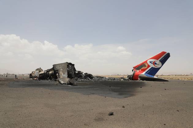 Bilder des Jahres 2025, News 05 Mai News Themen der Woche KW19 News Bilder des Tages Aftermath of Israeli airstrikes on Sana a airport - A destroyed aircraft at Sana a airport a day after Israeli airstrikes, in Sana a, Yemen, 07 May 2025. IMAGO Sanaa Yemen Copyright: xHamzaxAlix
