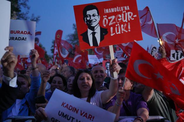 Türkei, Demonstration zur Unterstützung von Ekrem Imamoglu in Istanbul May 7, 2025, Fatih, Istanbul, Turkey: Supporters of Istanbul Mayor Ekrem Imamoglu, hold Turkish flags and placards reading Freedom for Imamoglu during a rally to protest against the arrest of Istanbul Mayor Ekrem Imamoglu as part of a corruption investigation, in front of Istanbul University in Istanbul onÃ‚ May 7,Ã‚ 2025. Fatih Turkey - ZUMAu194 20250507_zip_u194_002 Copyright: xTolgaxUluturkx