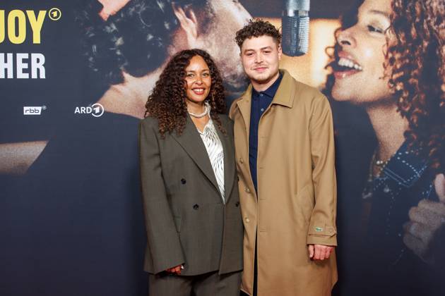 Bilder des Jahres 2025, Entertainment 05 Mai Premiere - Doku Serie Max & Joy Komm näher Joy Denalane und Isaiah Naledi Herre bei der Premiere zur Doku-Serie Max & Joy Komm näher in der Astor Film Lounge am 07.05.2025 in Berlin. Copyright: xEventpressxKochanx