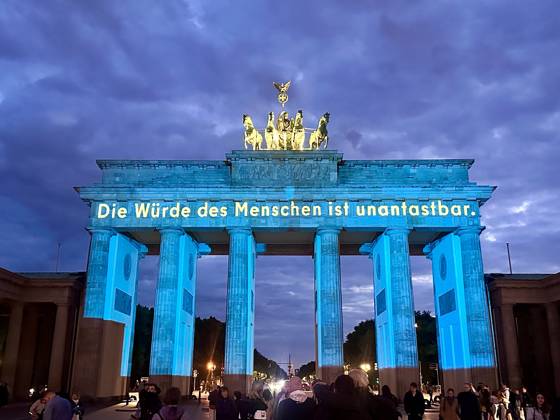 Bilder des Jahres 2025, News 05 Mai News Themen der Woche KW19 News Bilder des Tages 08.05.2025, Brandenburger Tor in Berlin, wird illuminiert zum 80. Jahrestag des Ende des 2. Weltkrieg, Berlin Deutschland, Germany