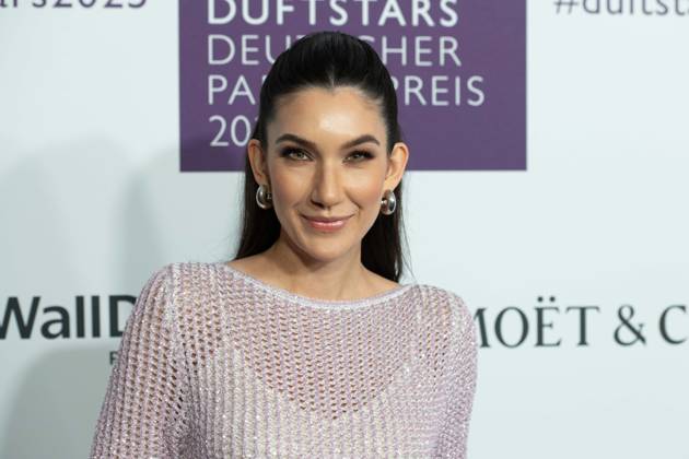 Neda PEEMUELLER, Moderatorin, bei den DUFTSTARS 2025 - Deutscher Parfumpreis Verleihung des deutschen Parfumpreises DUFTSTARS durch die Fragrance Foundation am 08.05.2025, Rheinterrassen, Duesseldorf.