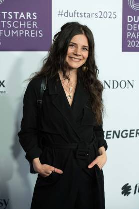 Joyce ILG, Schauspielerin, Portraet, Porträt, Portrait, Angeschnittenes Einzelbild, Einzelmotiv, bei den DUFTSTARS 2025 - Deutscher Parfumpreis Verleihung des deutschen Parfumpreises DUFTSTARS durch die Fragrance Foundation am 08.05.2025, Rheinterrassen, Duesseldorf.