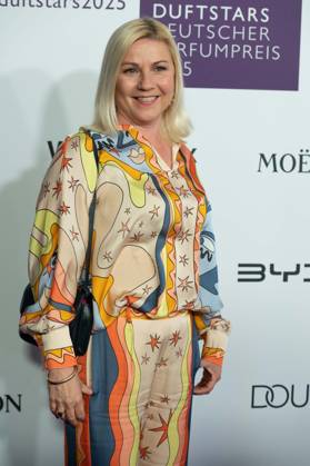 Aleksandra Aleks BECHTEL, Moderatorin, Portraet, Porträt, Portrait, Angeschnittenes Einzelbild, Einzelmotiv, bei den DUFTSTARS 2025 - Deutscher Parfumpreis Verleihung des deutschen Parfumpreises DUFTSTARS durch die Fragrance Foundation am 08.05.2025, Rheinterrassen, Duesseldorf.