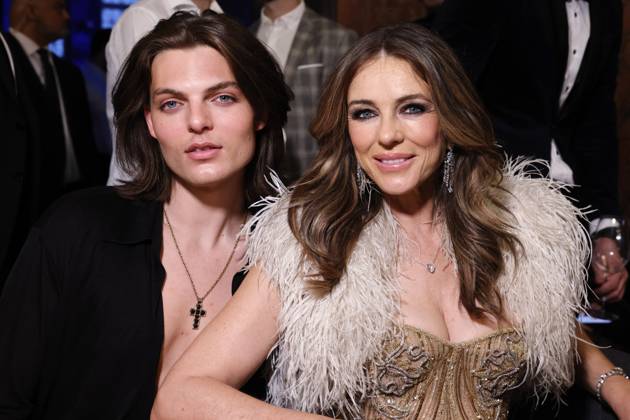 Bilder des Jahres 2025, Entertainment 05 Mai Entertainment Themen der Woche KW19 Die britische Schauspielerin Elizabeth Hurley (Liz Hurley) und ihr Sohn Schauspieler Damian Hurley bei der ersten Charity Nacht der Umbrella Foundation im Hotel The Wellem. Düsseldorf, 08.05.2025 NRW Deutschland Copyright: xChristophxHardtx