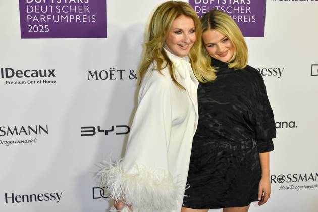 Frauke Ludowig Moderatorin mit tochter Nele zu Gast auf dem blauen Teppich bei der Verleihung der Duftstars 2025 Deutscher Parfumpreis der Fragrance Foundation in den Rheinterrassen am 08.05.2025 Duesseldorf NRW Deutschland