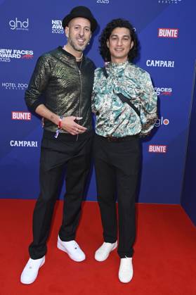 Jakob M. Erwa mit Begleitung bei der Verleihung der Bunte New Faces Awards Film 2025 im Delphi Filmpalast. Berlin, 08.05.2025