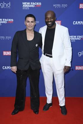 Aristo Luis mit Gast bei der Verleihung der Bunte New Faces Awards Film 2025 im Delphi Filmpalast. Berlin, 08.05.2025
