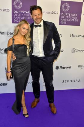Ex Bachelor Sebastian Klaus mit seiner Freundin Jenny Koepper zu Gast auf dem blauen Teppich bei der Verleihung der Duftstars 2025 Deutscher Parfumpreis der Fragrance Foundation in den Rheinterrassen am 08.05.2025 Duesseldorf NRW Deutschland