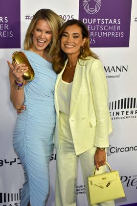 Monica Ivancan, Jana Ina Zarrella zu Gast auf dem blauen Teppich bei der Verleihung der Duftstars 2025 Deutscher Parfumpreis der Fragrance Foundation in den Rheinterrassen am 08.05.2025 Duesseldorf NRW Deutschland