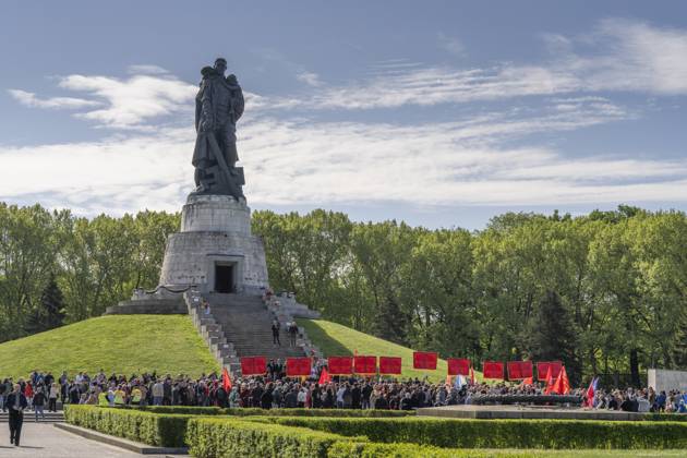 Bilder des Jahres 2025, News 05 Mai News Themen der Woche KW19 News Bilder des Tages Am 09.05.2025 ehren Besucher aus den Republiken der ehemaligen Sowjetunion und aus Berlin die gefallenen sowjetischen Soldaten am Sowjetischen Ehrenmal in Berlin-Treptow. Der Tag des Endes des Zweiten Weltkrieges in Deutschland jährt sich 2025 zum 80. mal. Die bedingungslose Kapitulation am 8. Mai 1945 um 23:01 Uhr in Berlin-Karlshorst besiegelte das Ende des Zweiten Weltkrieges in Europa. In Moskau war durch die zweistündige Zeitverschiebung schon der 9. Mai angebrochen. Deshalb wird in den ehemaligen Ländern der Sowjetunion dieser Tag als Tag des Sieges gefeiert.
