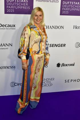 Aleksandra Aleks Bechtel Moderatorin zu Gast auf dem blauen Teppich bei der Verleihung der Duftstars 2025 Deutscher Parfumpreis der Fragrance Foundation in den Rheinterrassen am 08.05.2025 Duesseldorf NRW Deutschland
