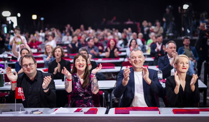 Bilder des Jahres 2025, News 05 Mai News Themen der Woche KW19 (L-R) Soeren Pellmann, DIE LINKE, Heidi Reichinnek, DIE LINKE, Jan van Aken, Parteivorsitzender von DIE LINKE, Ines Schwerdtner, Parteivorsitzende von DIE LINKE, waehrend der dritten Tagung des neunten Parteitages der Partei DIE LINKE in Chemnitz, 09.05.2025. Chemnitz Deutschland Copyright: xAmreixSchulzx