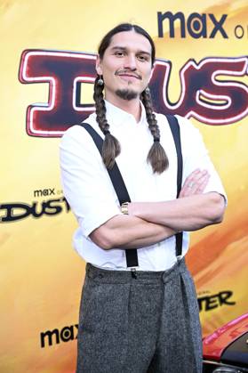 Asivak Koostachin bei der Premiere der HBO Max Original Serie Duster in den Universal Studios. Universal City, 08.05.2025