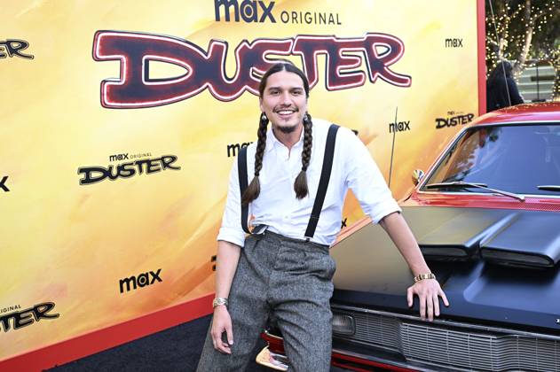 Asivak Koostachin bei der Premiere der HBO Max Original Serie Duster in den Universal Studios. Universal City, 08.05.2025