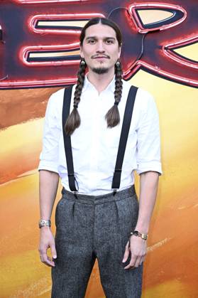 Asivak Koostachin bei der Premiere der HBO Max Original Serie Duster in den Universal Studios. Universal City, 08.05.2025
