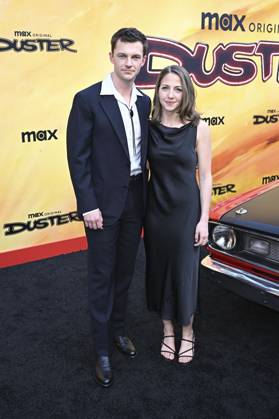 Dan Tracy mit Ehefrau Cynthia bei der Premiere der HBO Max Original Serie Duster in den Universal Studios. Universal City, 08.05.2025