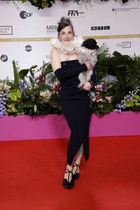 Meret Becker und ihr Hund Taxi bei der Deutscher Filmpreis Verleihung am 9.05.2025 in Berlin Deutscher Filmpreis 2025 in Berlin