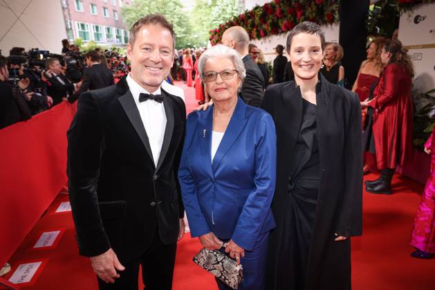 Verleihung DEUTSCHER FILMPREIS 2025 in Berlin Florian Gallenberger und An Dorthe Braker Ehrenpreis und Vicky Krieps auf dem Roten Teppich bei der Verleihung der Lola - Deutscher Filmpreis 2025 im Theater am Potsdamer Platz in Berlin Datum: 10.05.2025 Copyright: xEventpressx