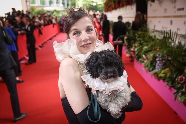 Verleihung DEUTSCHER FILMPREIS 2025 in Berlin Meret Becker mit Hund auf dem Roten Teppich bei der Verleihung der Lola - Deutscher Filmpreis 2025 im Theater am Potsdamer Platz in Berlin Datum: 10.05.2025 Copyright: xEventpressx