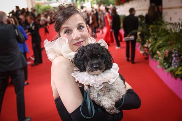 Verleihung DEUTSCHER FILMPREIS 2025 in Berlin Meret Becker mit Hund auf dem Roten Teppich bei der Verleihung der Lola - Deutscher Filmpreis 2025 im Theater am Potsdamer Platz in Berlin Datum: 10.05.2025 Copyright: xEventpressx