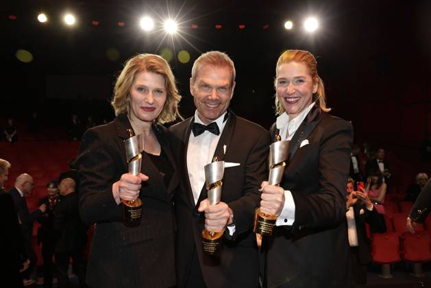 Sven Unterwaldt mit den Produzentinnen Alexandra Kordes und Meike Kordes (Die Schule der magischen Tiere) mit ihrer Lola Statue bei der Deutscher Filmpreis Verleihung am 9.05.2025 in Berlin Deutscher Filmpreis 2025 in Berlin - Gewinner bei der Aftershowparty