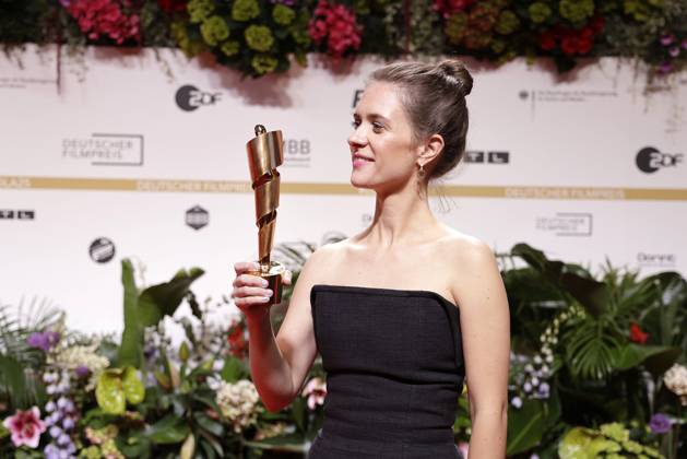Liv Lisa Fries, die Gewinnerin mit ihrer Lola Statue bei der Deutscher Filmpreis Verleihung am 9.05.2025 in Berlin Deutscher Filmpreis 2025 in Berlin - Gewinner bei der Aftershowparty