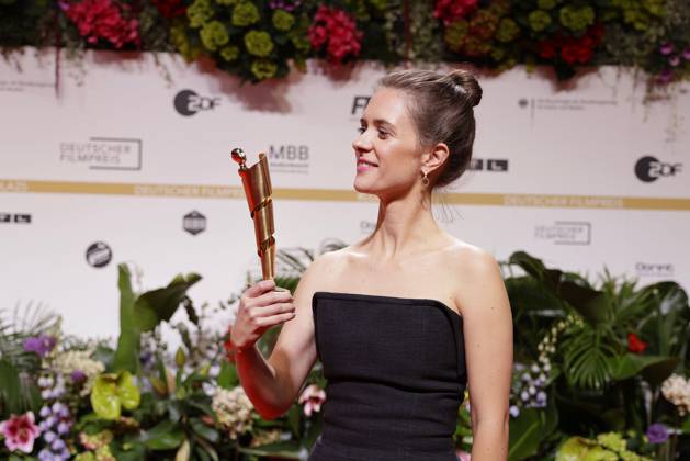 Liv Lisa Fries, die Preistraegerin mit ihrer Lola Statue bei der Deutscher Filmpreis Verleihung am 9.05.2025 in Berlin Deutscher Filmpreis 2025 in Berlin - Gewinner bei der Aftershowparty