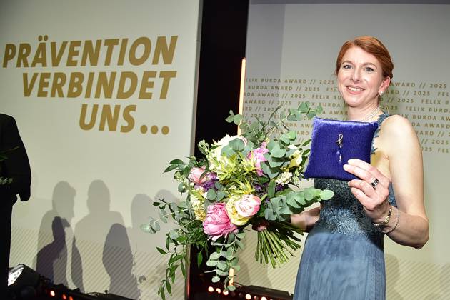 20. FELIX BURDA AWARD 2025 in Berlin Ehrenfelix-Preisträgerin 2025, Esther Meyer, erhielt die Ehrennadel in Form des Original-Handschrift-ã f beim bedeutesten Event Prävention verbindet uns... zum 20. Mal die Felix Burda Awards verliehen. Die Felix Burda Stiftung zeichnet herausragendes Engagement und wegweisende Forschung im Bereich der Darmkrebsprävention aus in Berlin, am 09.05.2025